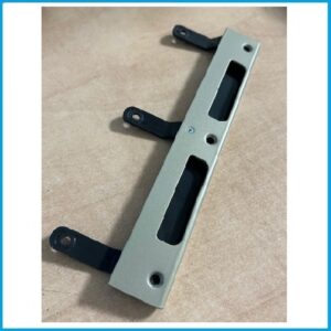 Winkelschliessblech silber lackiert mit Befestigunglaschen - 30 x 190 mm Re/Li – Bild 1